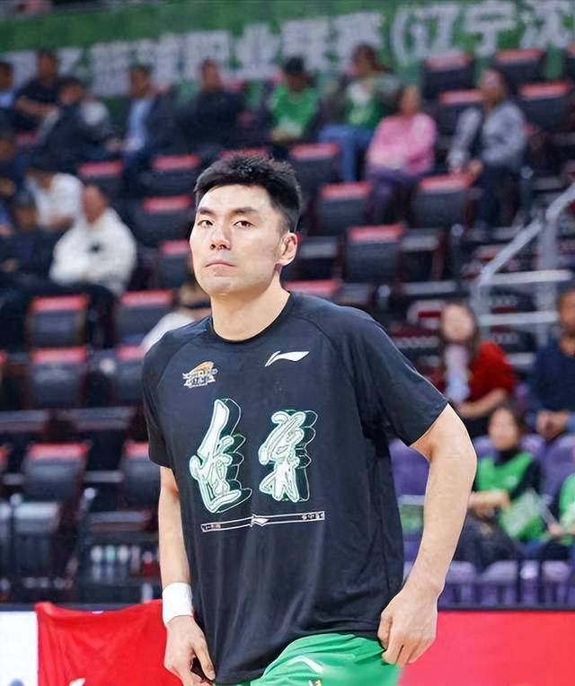 包含安徽男篮球迷情绪高涨，队伍士气飙升的词条