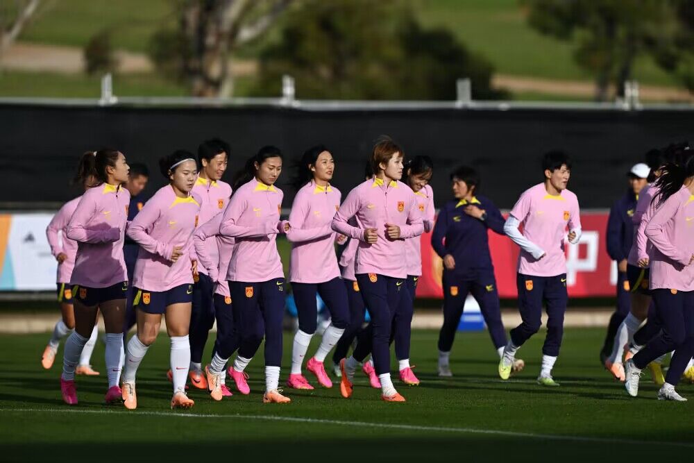 国足女足全力备战比赛，追求胜利