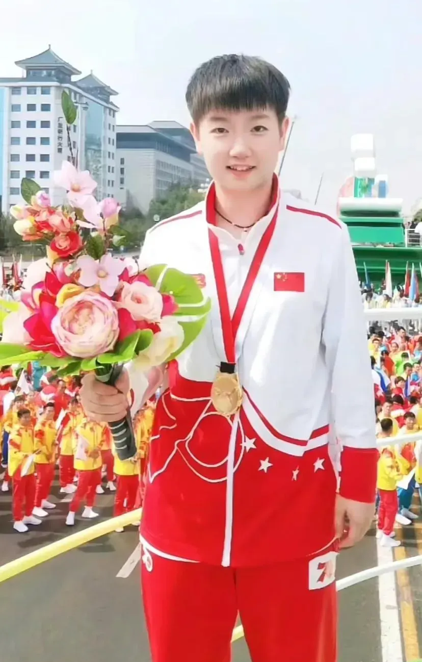 包含足球赛事英姿飒爽：女球员荣耀登顶夺冠的词条