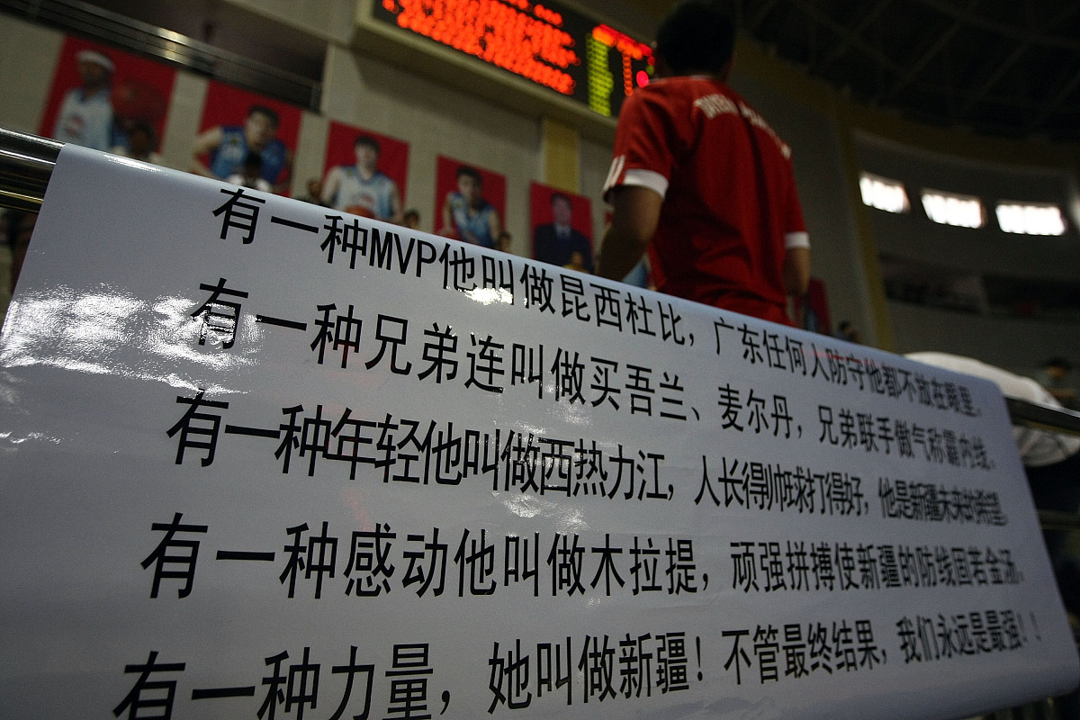 红牌事件后球队反败为胜，展现团结拼搏精神！