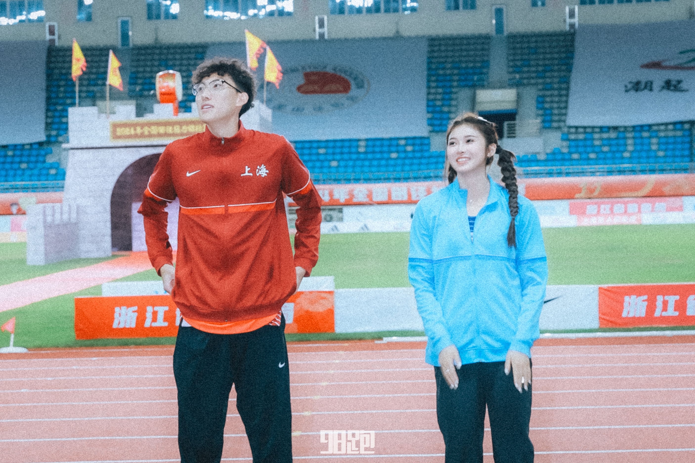 包含韩国选手在田径比赛中赢得运动迷的尊敬的词条